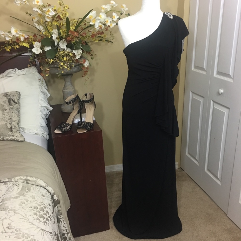 CACHET FLOUNCE ONE SHOULDER WITH BEADED EMBELLISHMENT LONG MAXI DRESS BLACK, 10